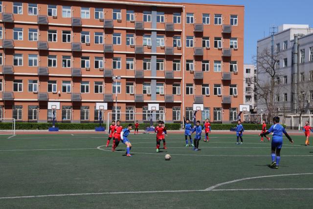 拉塞尔44分字母哥三双 湖人险胜雄鹿重回第九